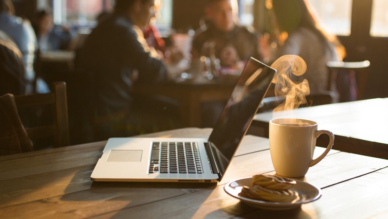 Minimal 2-in-1 Laptops for Nomads (2025 Edition)